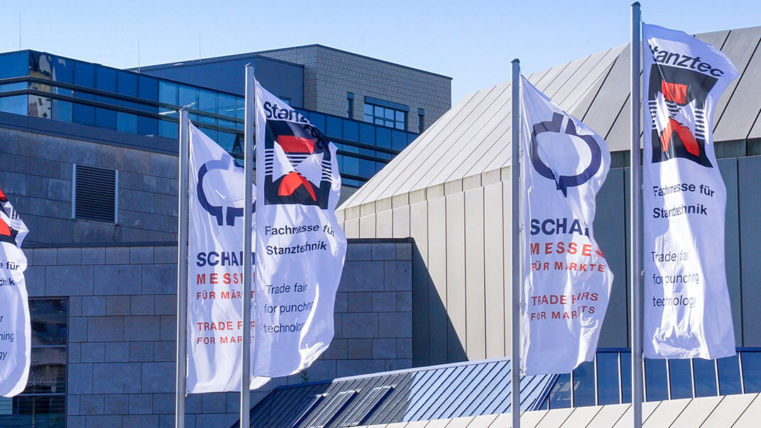 Stanztec Fachmesse für Stanztechnik Stanztec 2024 063 uai Fahnen im wind