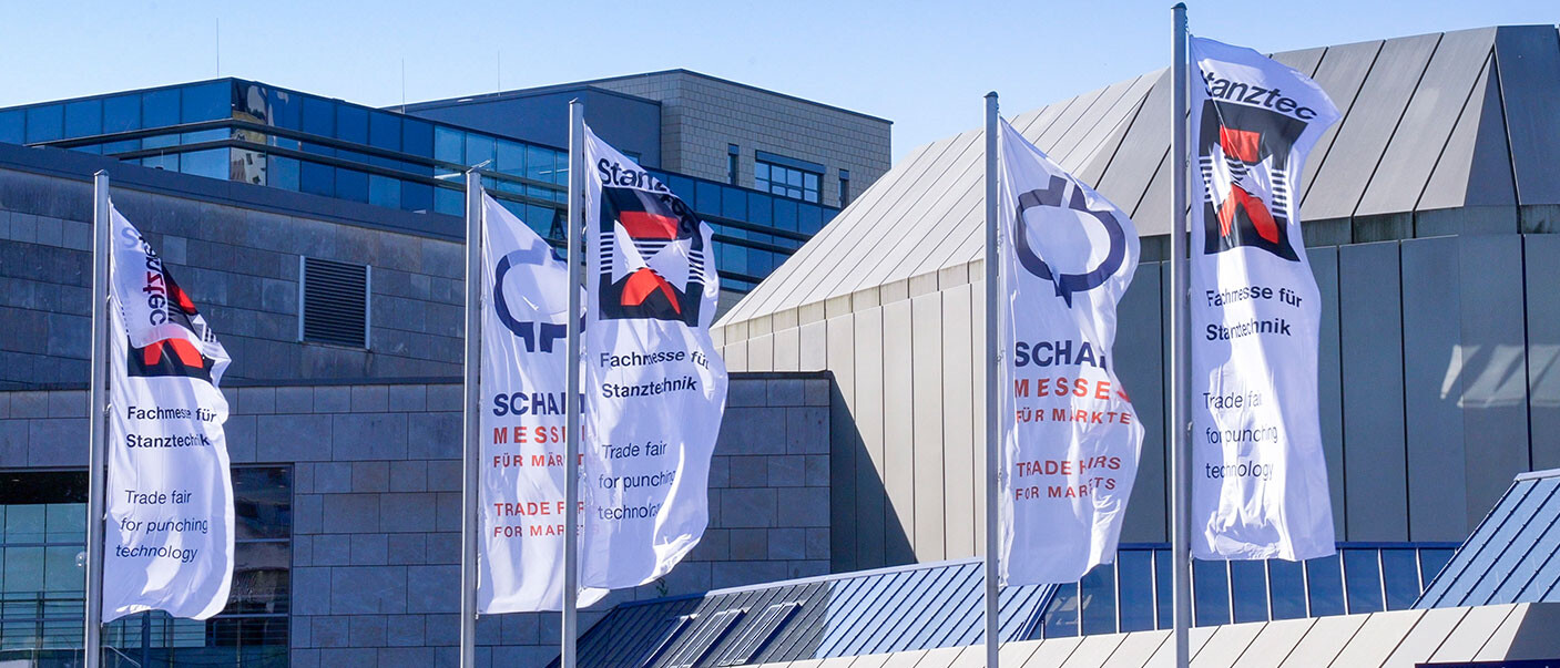 Stanztec Fachmesse für Stanztechnik Stanztec 2024 063 uai Fahnen im wind